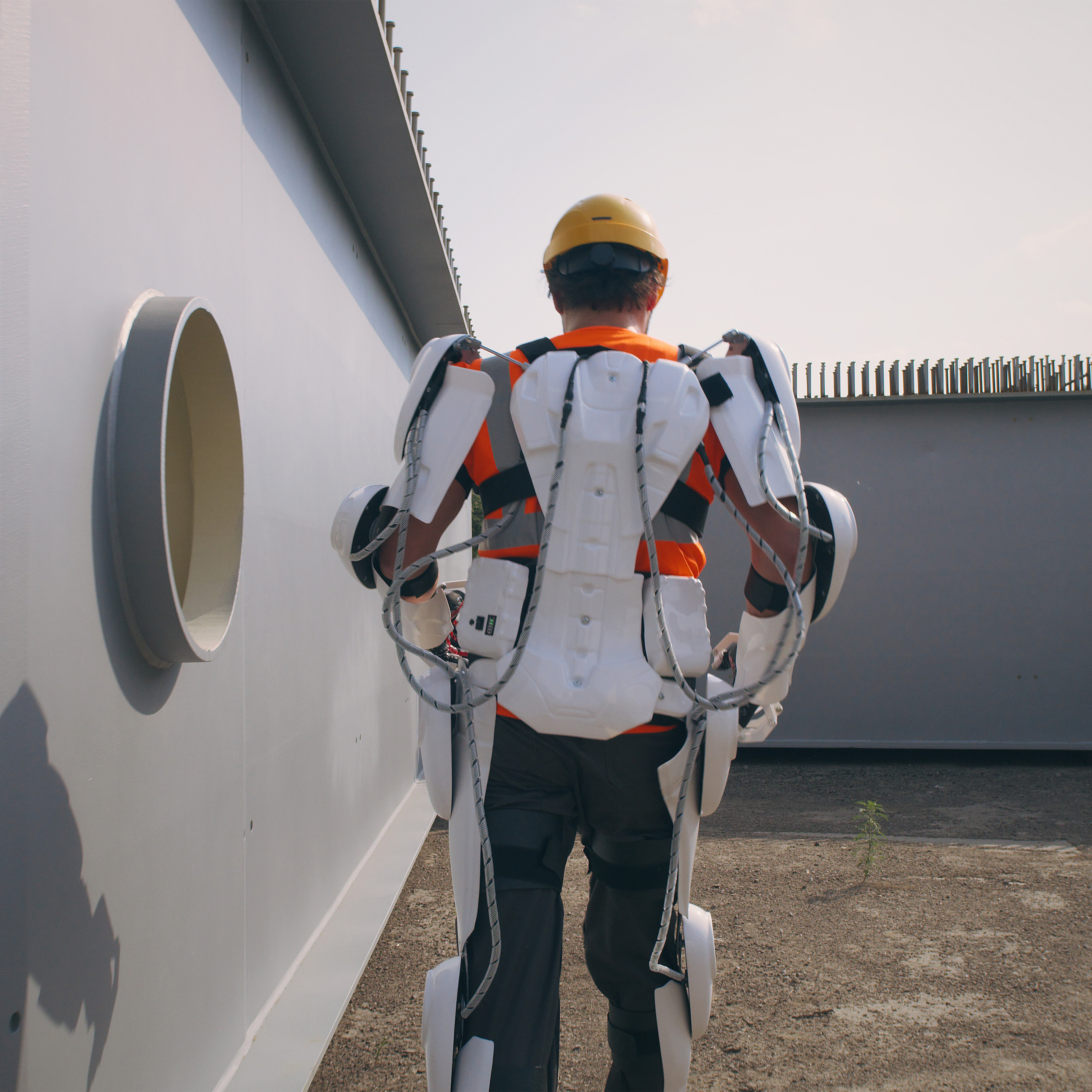 ouvrier avec exosquelette